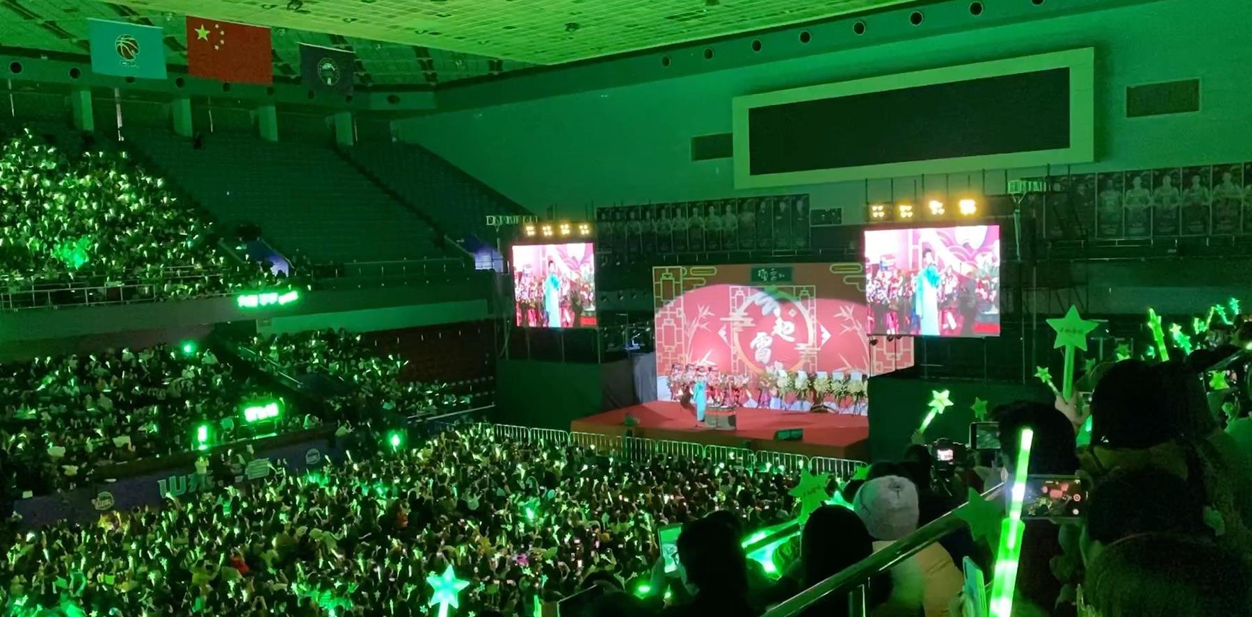 张云雷|“道歉”风波后，郭德纲首谈张云雷：德云社成功，庆幸有个郭德纲