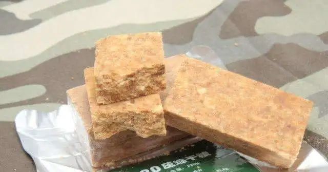 【饼干】压缩饼干真那么抗饿？用沸水煮开后，网友不淡定了