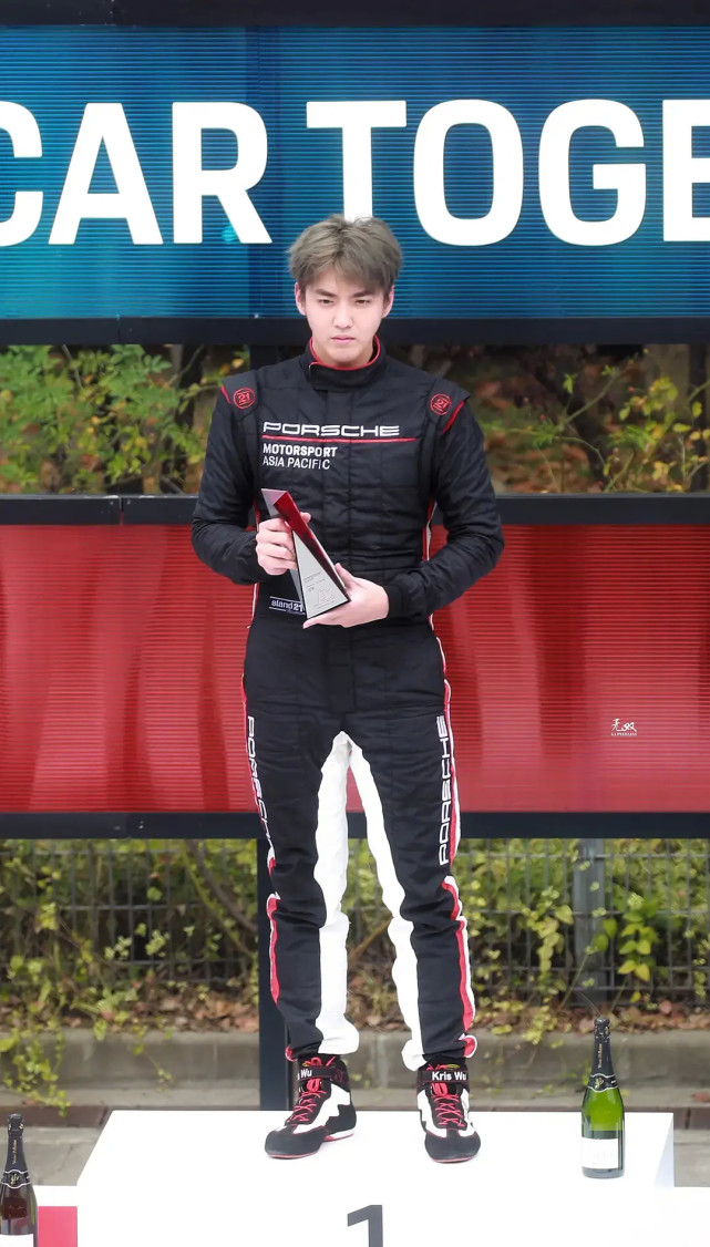 吴亦凡|吴亦凡又减肥失败？赛车生图曝光，脸部圆润双下巴明显身材臃肿胖到认不出