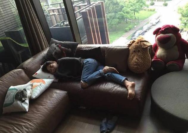 @晒晒陈嘉桦的家，在家吃饭都是两三个菜，跟老公粗茶淡饭过日子