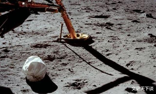 【月球】人类扔在月球上的96袋纸尿裤，历经半个世纪，成了野生“实验室”