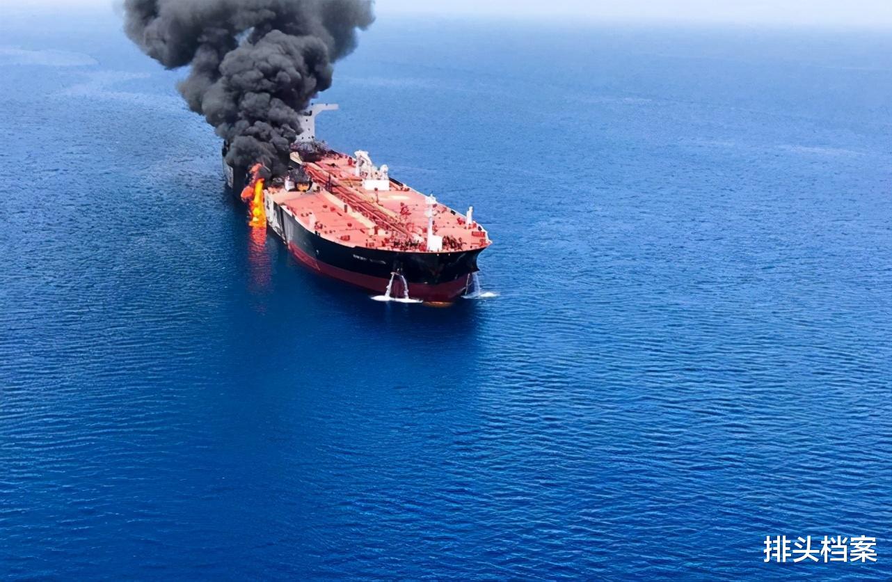 自殺式快艇沖向巨型油輪，伊朗的報復開始瞭？美軍戰艦趕往現場-圖4