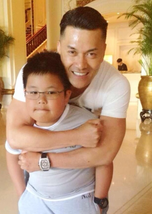 吕良伟|吕良伟19岁独子罕曝光,被指没遗传爸爸好基因,福相满满引热议