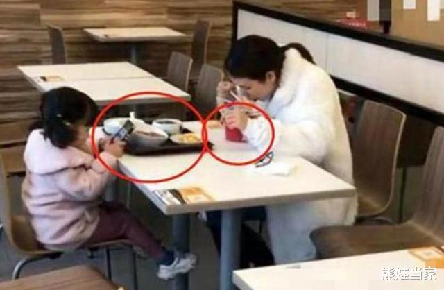 『女孩』母女俩在外就餐，被偷拍后走红，网友：食物差距不止一星半点