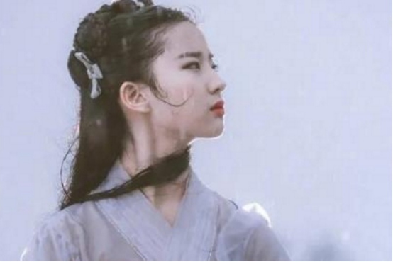 刘亦菲■?刘亦菲“雨中骑马戏”为何被删？当看到她后背那刻，全明白了！