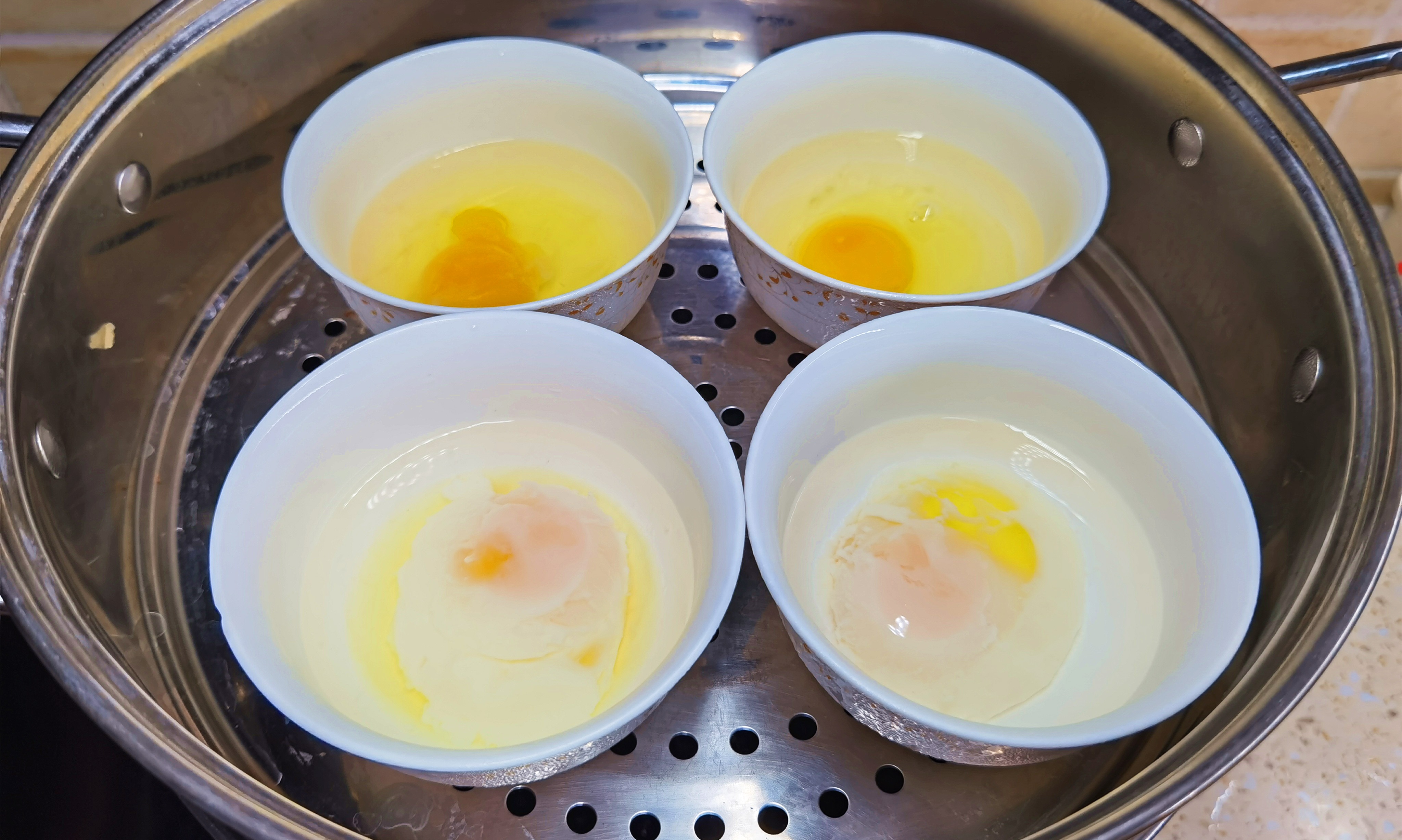 荷包蛋|做荷包蛋，总有白沫还散花？30年老厨师教你1招，鸡蛋鲜嫩又圆滑