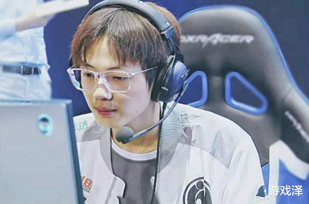 ig▲乐言离开IG没有一个人帮他搬行李，独自和父亲离开，去向未定