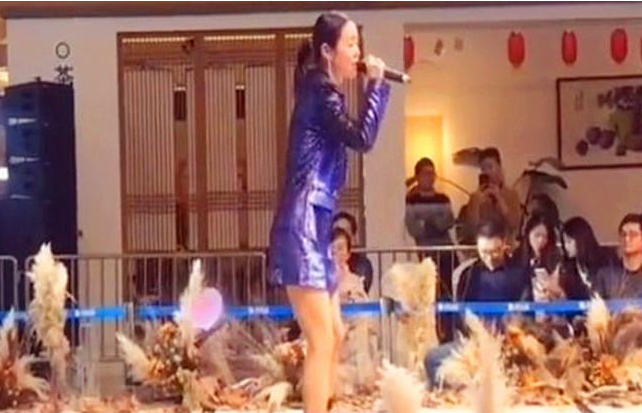 超女|曾经超女冠军至今未婚，为生活跑小县城商演，自嘲：我早就不红了