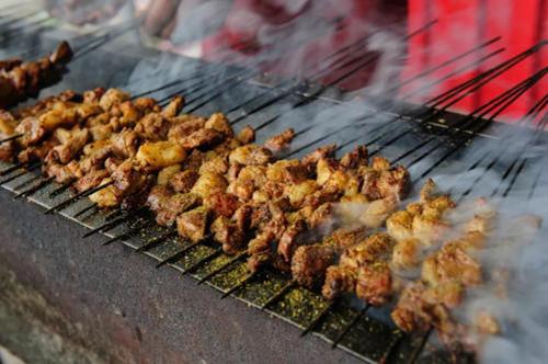 【新疆维吾尔自治区】在新疆点了30串羊肉，老板再三确认，端上桌之后我愣住了！