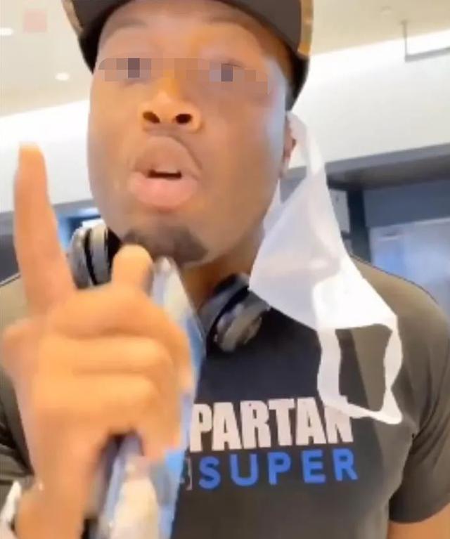 时间要闻|外籍男购物不给钱，路人劝阻反被骂，央视有言在先：来了就守规矩