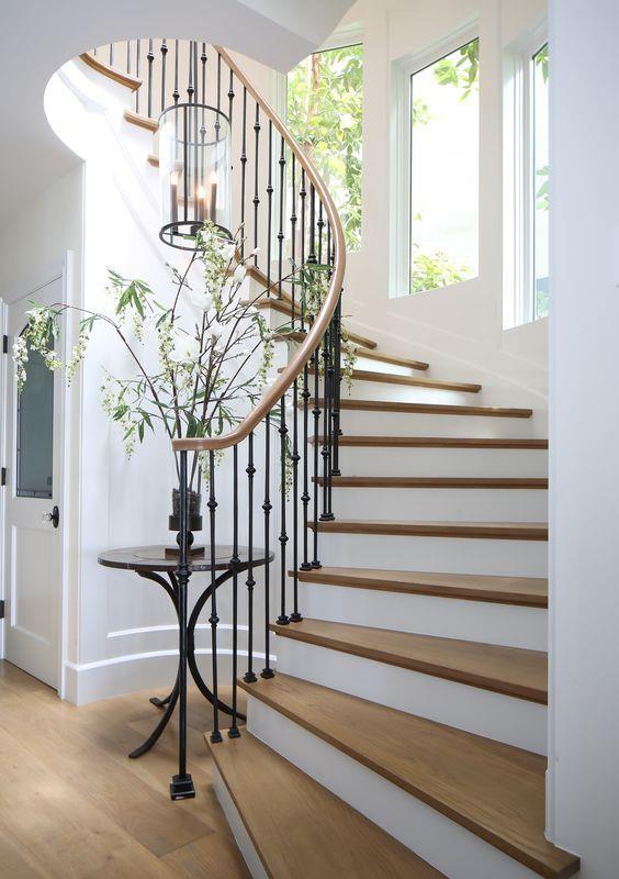 |国外用一块薄薄钢板做楼梯，一周不要就完工，现浇楼梯被比下去？