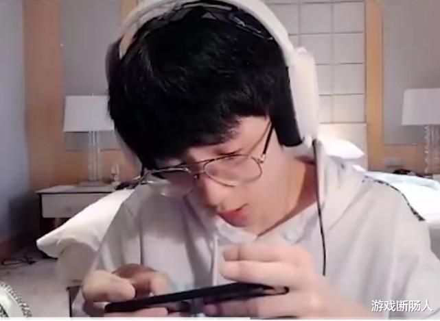 王小歪|和平精英：又一个东北主播火了，第一次见燃烧瓶这么用，粉丝：学会轻松战神