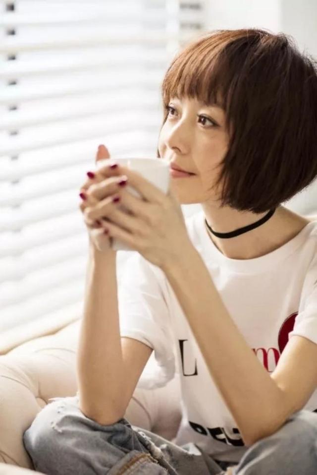 「鲁豫」1999年，鲁豫挺着大肚，接洋丈夫电话：我遇到初恋了，咱们离婚吧