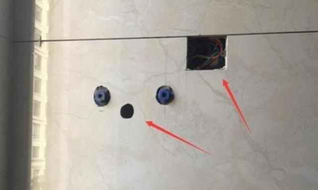 「」师傅指着瓷砖缝说不用验收了，而业主看到后直说：那返工吧