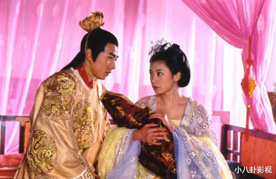 『刘亦菲』女星抱孩子谁最有爱?刘亦菲一看就是亲生的,论敷衍我只服赵丽颖!