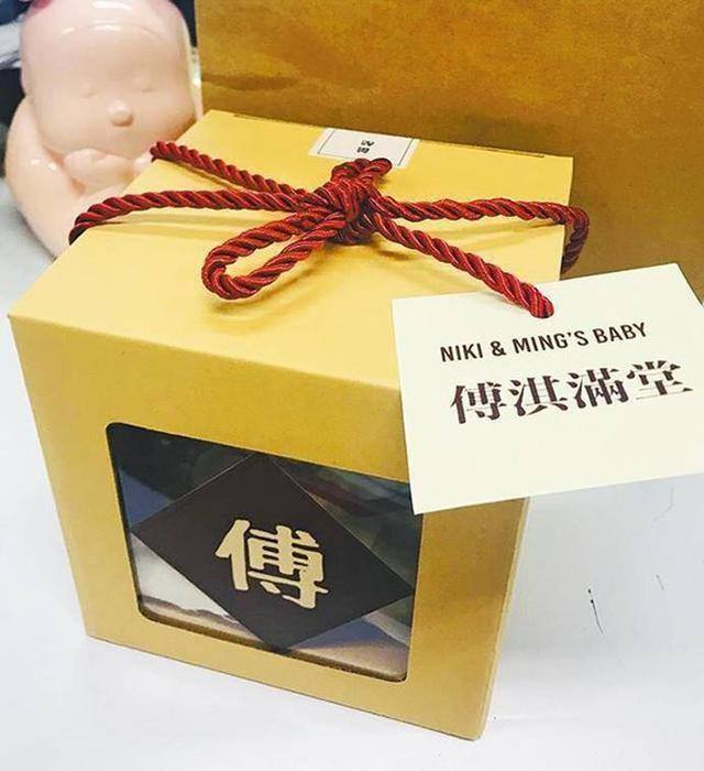 『周丽淇』41岁周励淇产后两月火速瘦身颜值回春,儿子首度露面身形较瘦小