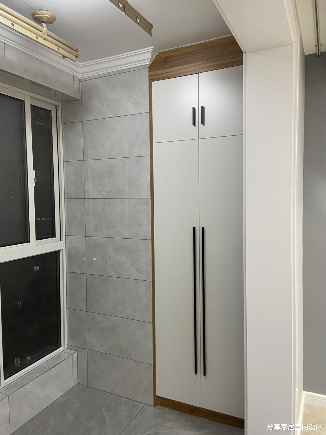 |一家三口的新房，全屋贴墙布，请熟人打柜子，很漂亮，儿子很高兴