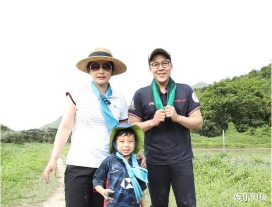 『t恤』郭晶晶换发型后做公益,波波头穿白色T恤,年轻了不止一个五岁