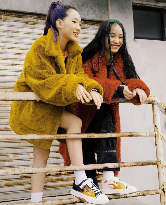 小S|小s13岁二女儿晒庆生照,Lily打扮清纯甜美,母女四人同框似姐妹