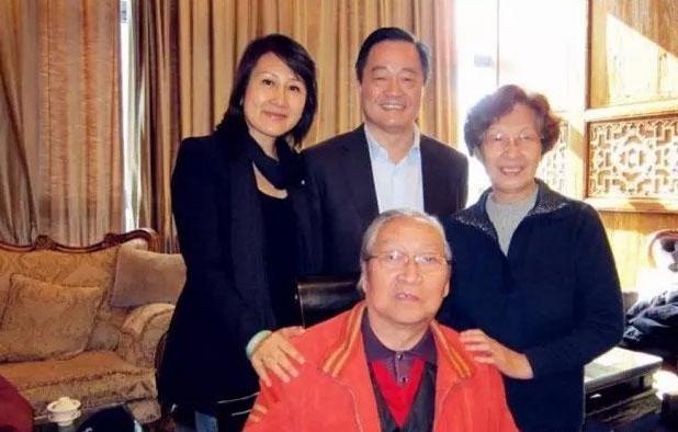 []走进张凯丽现实中的家，卧室七彩琉璃瓦台灯，让人感觉回到60年代