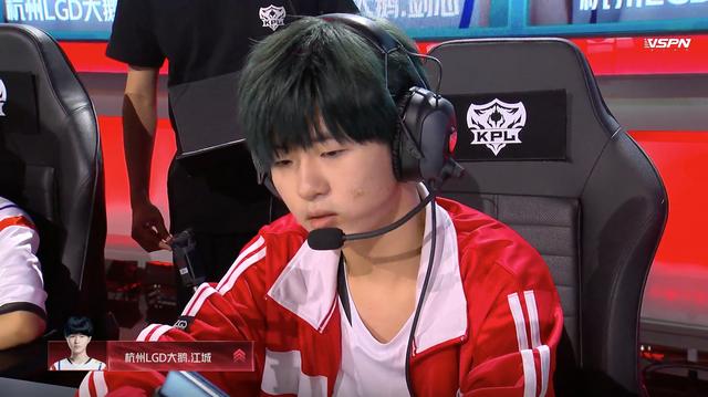 LGD|LGD江城归位，鲁班七号50%输出，马超也能玩，天赋让人羡慕