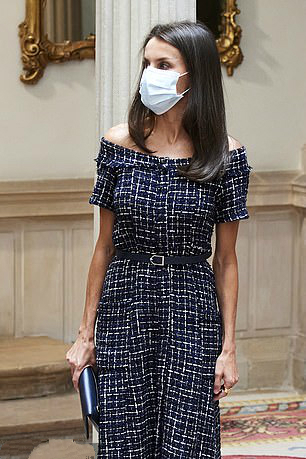 ZARA|西班牙王后高调营业!一字领秀完美直角肩,630元Zara裙我也能拥有