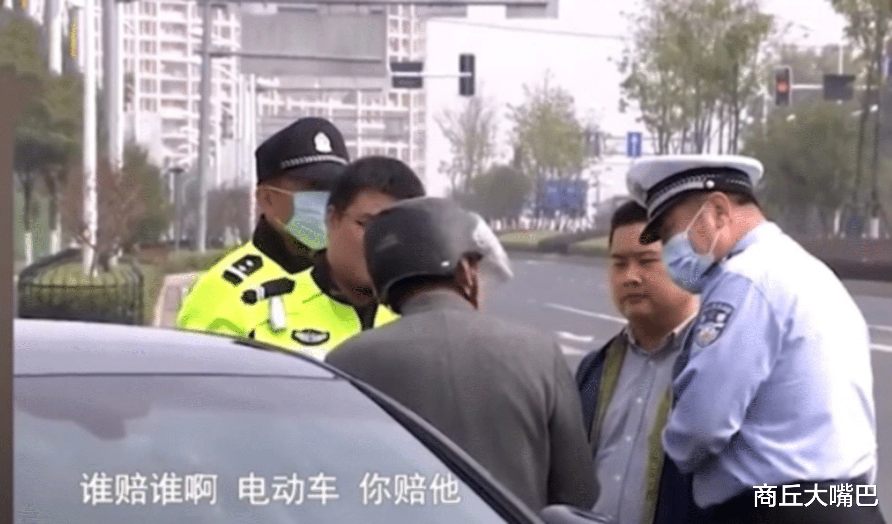 商丘大嘴巴|大爷骑电动车撞上保时捷,当场豪横转账1万5,交警:大爷场面人