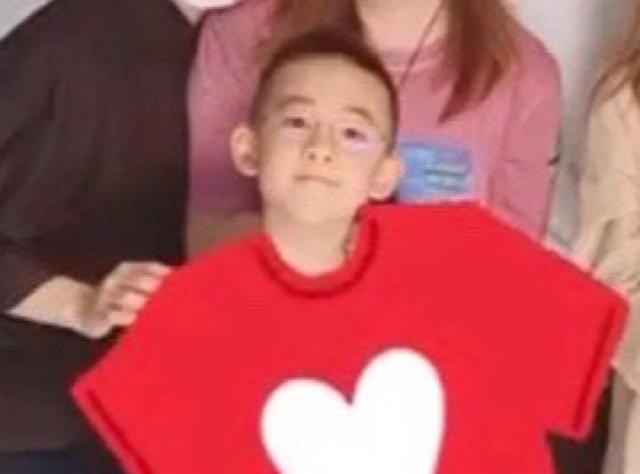 『jasper』应采儿怀孕8月状态超好，Jasper戴近视眼镜斯文帅气