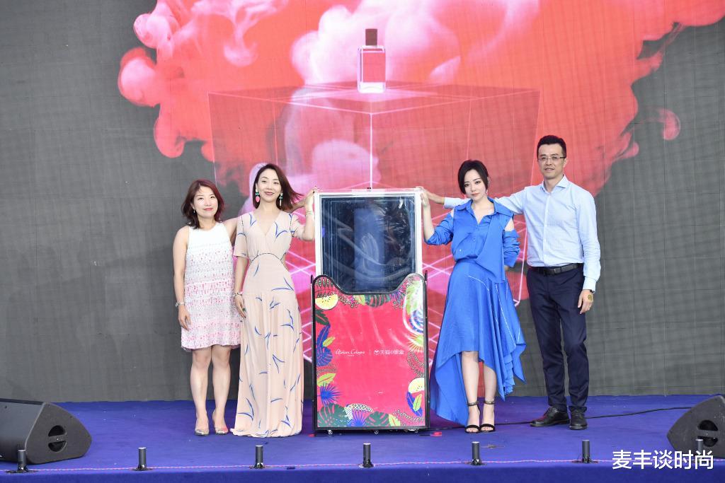 『牛仔裙』张靓颖这是“活回去”了，穿蓝色牛仔裙绑高马尾，这模样像18岁