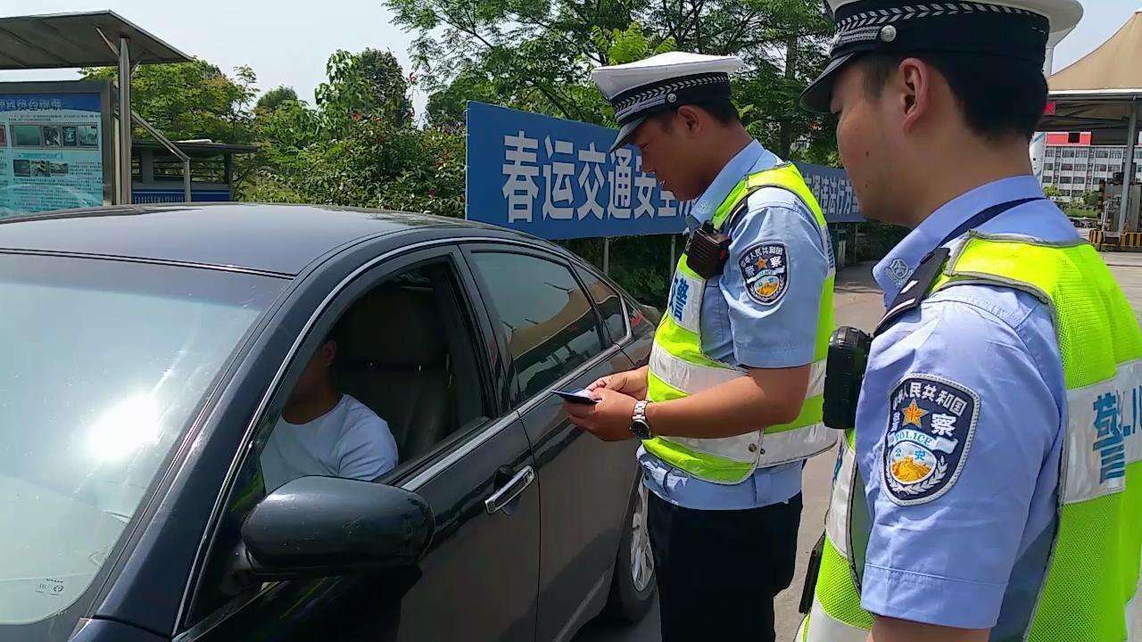 交通法规|交警查车时，为什么先摸一下车尾？本以为只是习惯，原来作用很大