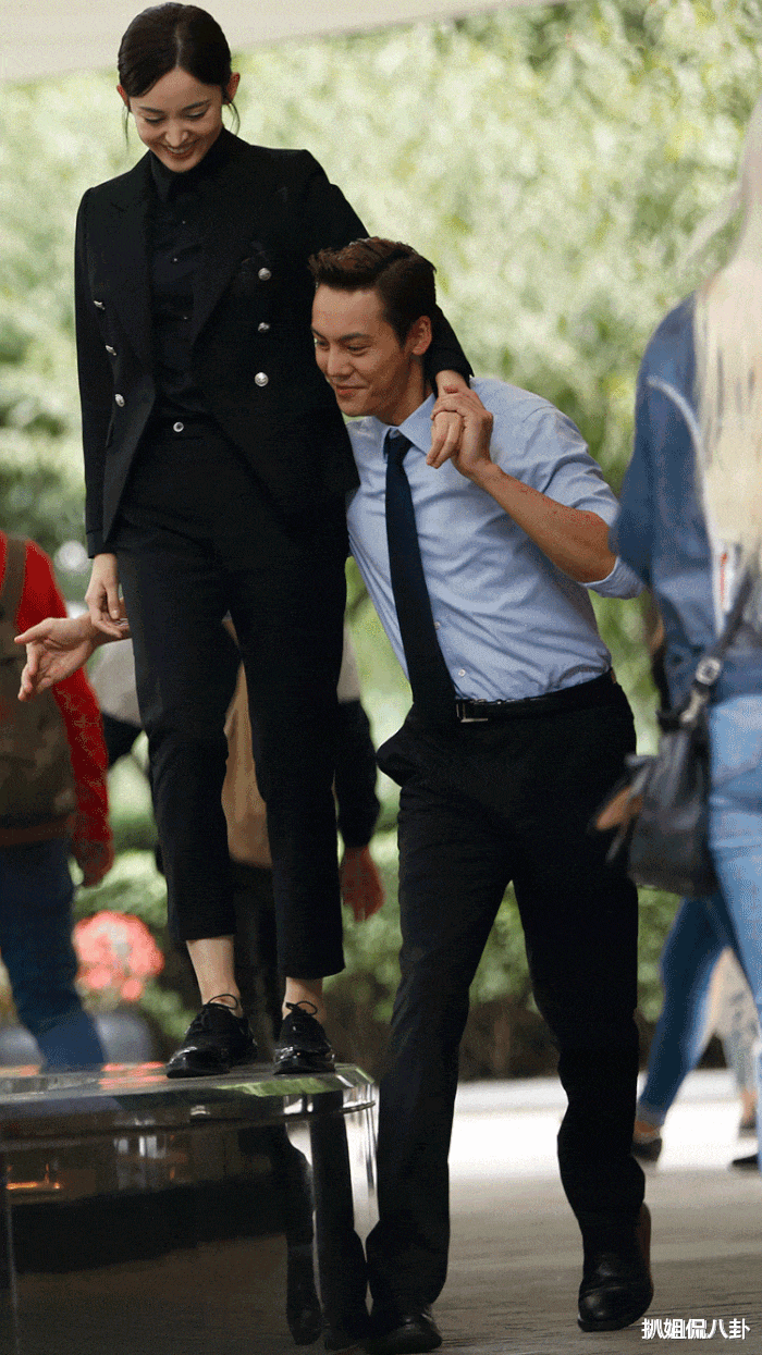 陈伟霆|陈伟霆和刘雯的恋情是假的，但他和古力娜扎以及迪丽热巴却是真的