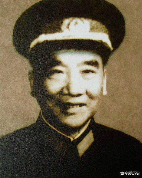 教师|他18岁当红军师长，55年仅授少将，授衔时，他当众扯下肩章不戴