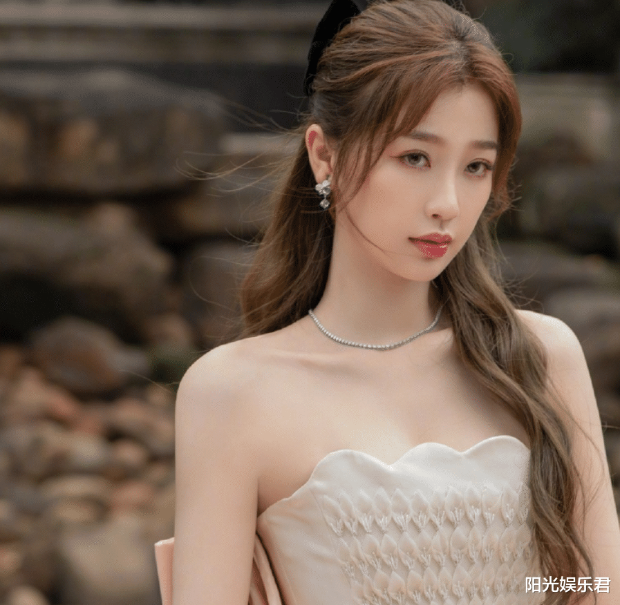 邢菲|《一年级》过去四年， 虞书欣邢菲都火了，最专业的她却销声匿迹