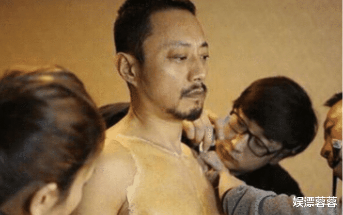 影帝|同样是影帝：一个花9个月练一身肌肉，一个花20万贴一身“假的”！