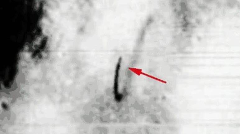 『月球』月球发现黑色不明“大铁钩”，嵌在月球表面，科学家：非人类遗留