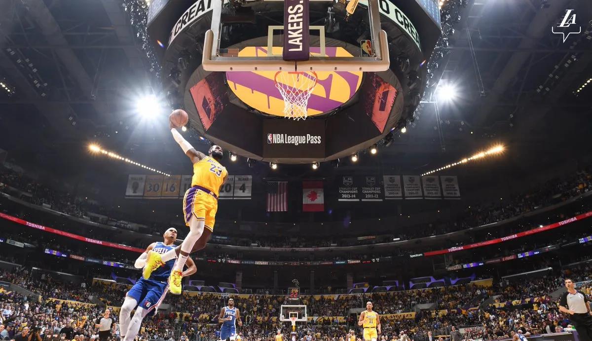 #CBA#CBA和NBA的差距到底有多大？球迷：先把球场中央广告换成球队的Logo吧！