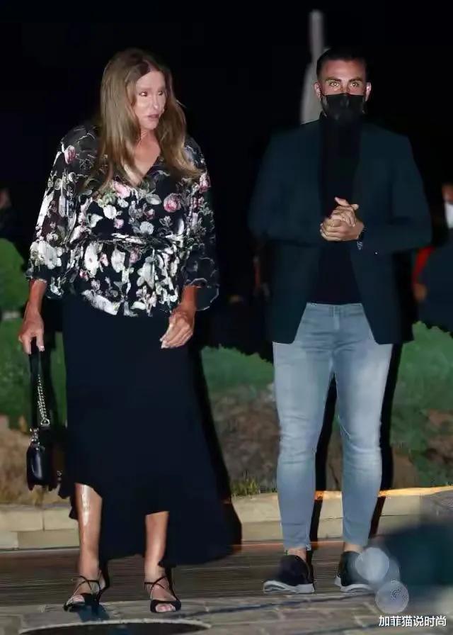 超模|肯豆携71岁变性父亲现身街头！穿得比女儿性感，面部狰狞像拍恐怖片