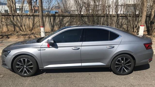 [大众迈腾]从16.99跌至12.49万，迈腾3大件+9气囊，油耗仅6L，被忽略真可惜