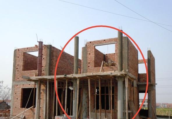 女汉子建房被邻居鄙视, 唯独丈夫支持, 房子建好邻居无话可说!