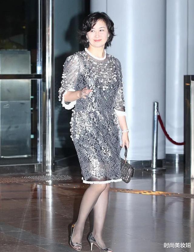 【连衣裙】何超琼不愧是“豪门千金”,一袭裸色连衣裙配短发,气质高贵优雅