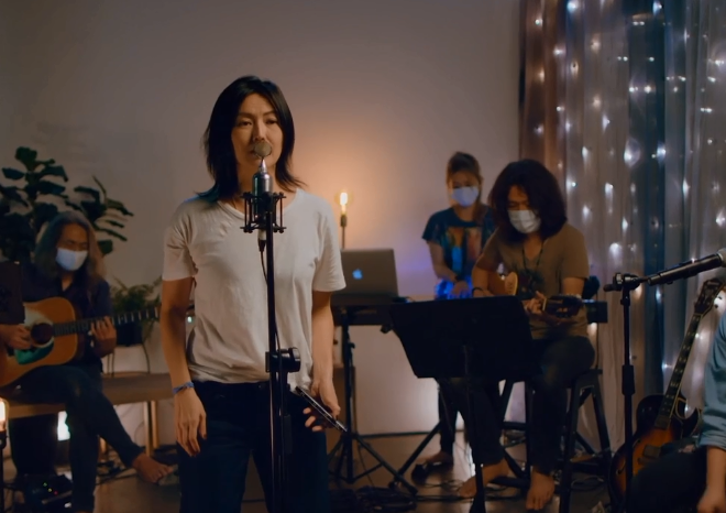 孙燕姿@孙燕姿出道20周年，光着脚举办线上演唱会，吸引上千万老歌迷观看