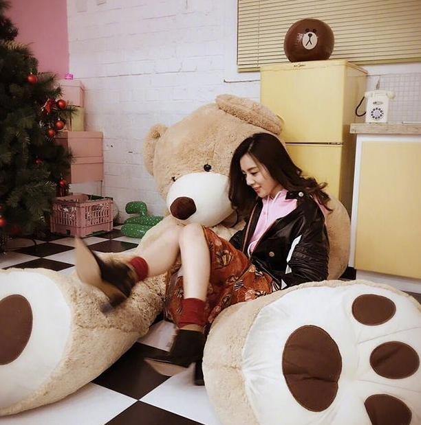 【】王晓晨晒出自己住的房子，客厅沙发能当床用，这生活过得好随意