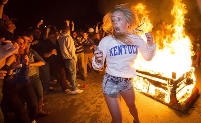 特朗普@特朗普宣读“圣旨”,军队疯狂开火扫射,22岁女孩当场身亡!