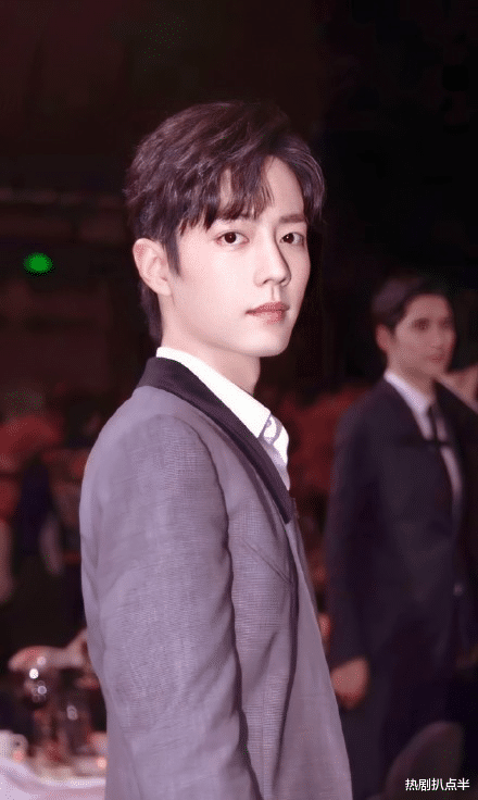 周星驰|肖战成娱乐圈清流，亮相机场总拿书，从书单中可以看出他的品味