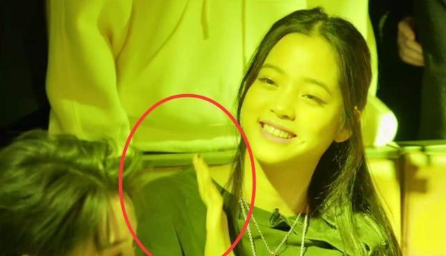 吻戏|欧阳娜娜酒吧喝酒，被富二代搭讪一脸害羞，陈伟霆看后眼神冰冷