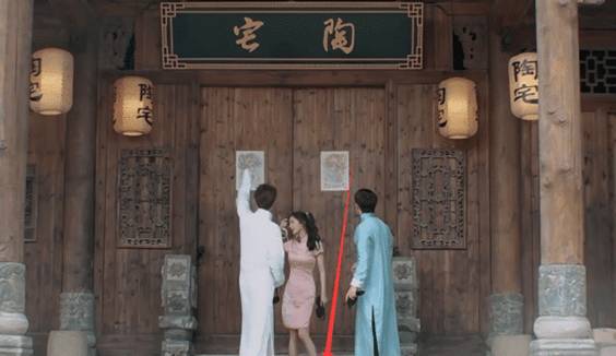 杨幂|杨幂“旗袍照”被疯传，看清她脚上配的鞋子，也不嫌脚臭？