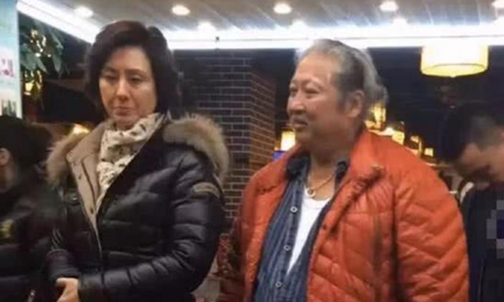 洪金宝|68岁洪金宝罕见出镜，头发花白无眉毛，55岁混血娇妻仍冻龄