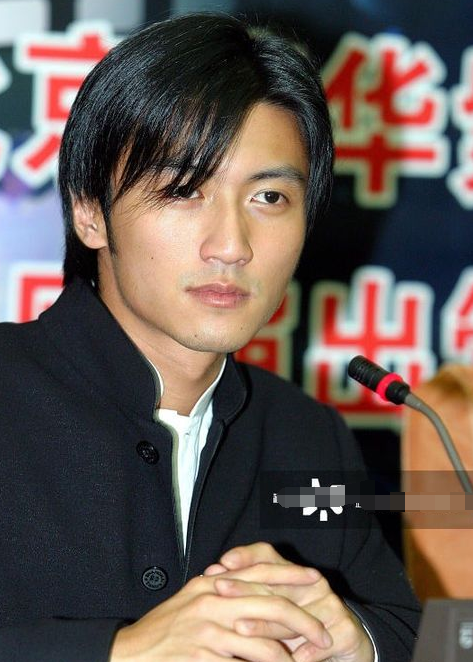 谢霆锋|出道20多年，基本是素颜，很少化妆上镜，不是天生丽质谁敢如此？