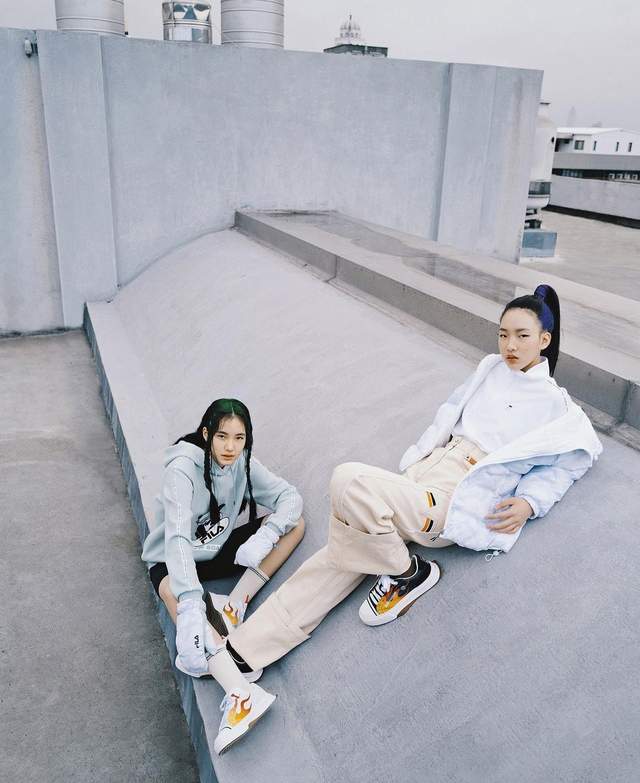 小S|小s13岁二女儿晒庆生照,Lily打扮清纯甜美,母女四人同框似姐妹