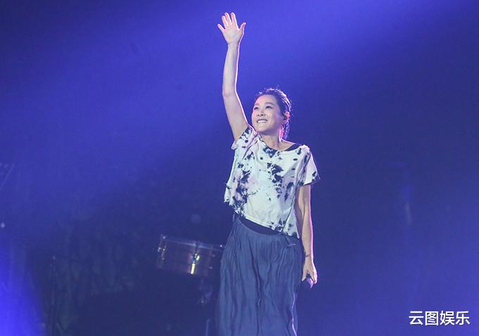 刘若英|刘若英参加音乐节,台上重唱2次,直言表现不好,还一度哽咽落泪